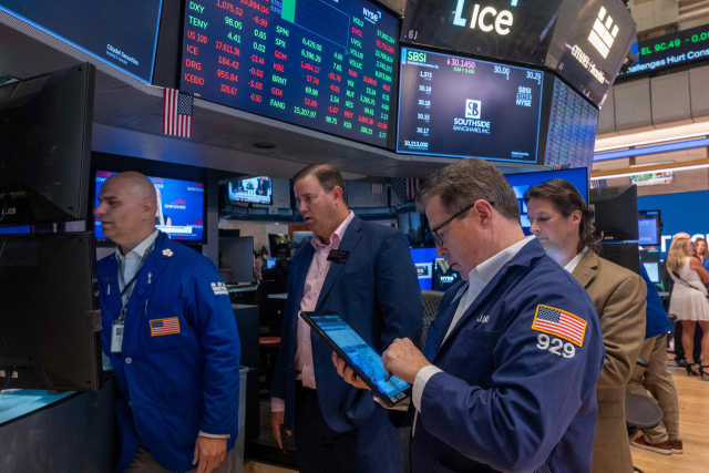 28일(현지 시간) 미국 뉴욕증권거래소(NYSE)에서 거래중개인들이 모니터를 바라보고 있다. AFP연합뉴스