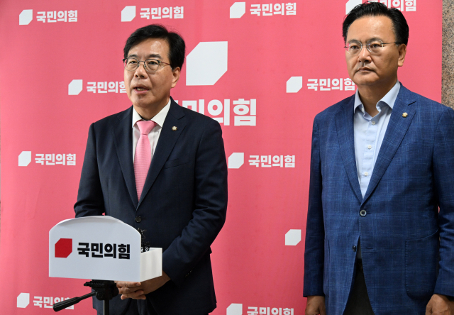 송언석 비상대책위원장 겸 원내대표가 25일 서울 여의도 국회에서 현안 관련 백브리핑을 하고 있다. 오른쪽은 유상범 원내수석부대표. 성형주 기자