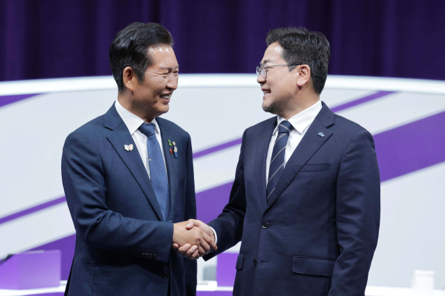 정청래(왼쪽), 박찬대 더불어민주당 당대표 후보들이 29일 오후 서울 마포구 MBC에서 열린 TV토론회에 앞서 기념촬영을 하고 있다. 국회사진기자단