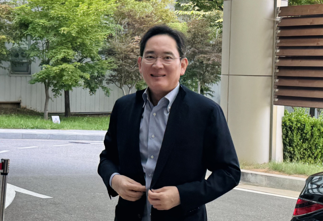 이재용 삼성전자 회장이 29일 강서구 서울김포비즈니스항공센터(SGBAC)를 통해 미국 워싱턴DC으로 출국하고 있다. 연합뉴스