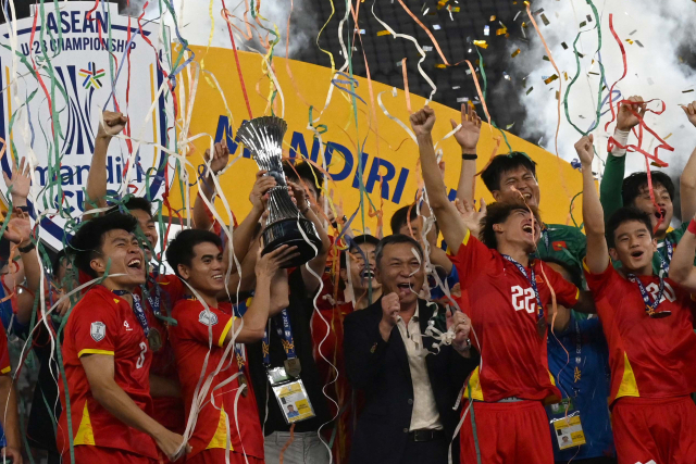 2025 AFF U-23 챔피언십 우승 후 트로피를 들고 세레머니를 하는 베트남 대표팀. 신화연합뉴스