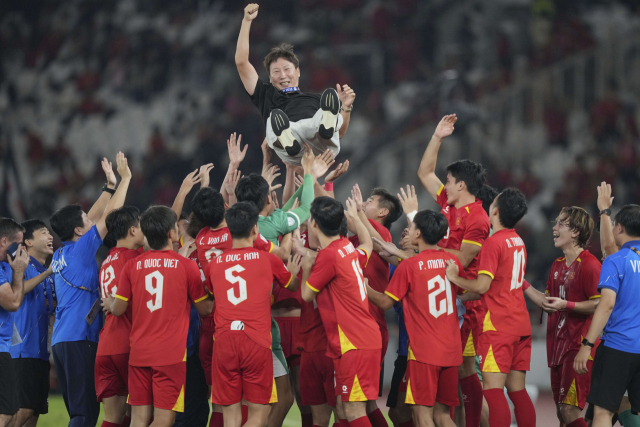 2025 AFF U-23 챔피언십 우승 후 선수들에게 헹가래를 받는 김상식 감독. AP연합뉴스