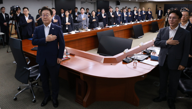 이재명 대통령이 30일 서울 용산 대통령실 청사에서 열린 비상경제점검 태스크포스(TF) 3차 회의에서 국기에 경례하고 있다. 연합뉴스