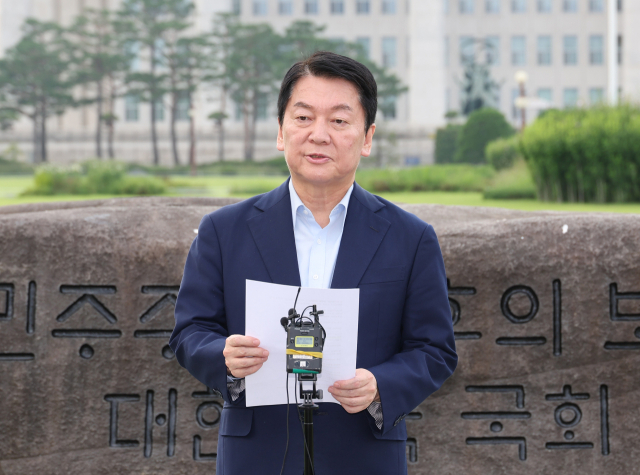 안철수 국민의힘 의원이 29일 서울 여의도 국회 상징석 앞에서 당대표 선거 출마 선언, 내란 특검 관련 기자회견을 하고 있다. 연합뉴스
