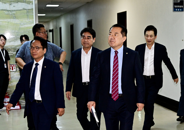 신성범 국회 정보위원장을 비롯한 여야 정보위 소속 의원들이 30일 국회에서 열린 정보위원회에 입장하고 있다. 국회사진기자단