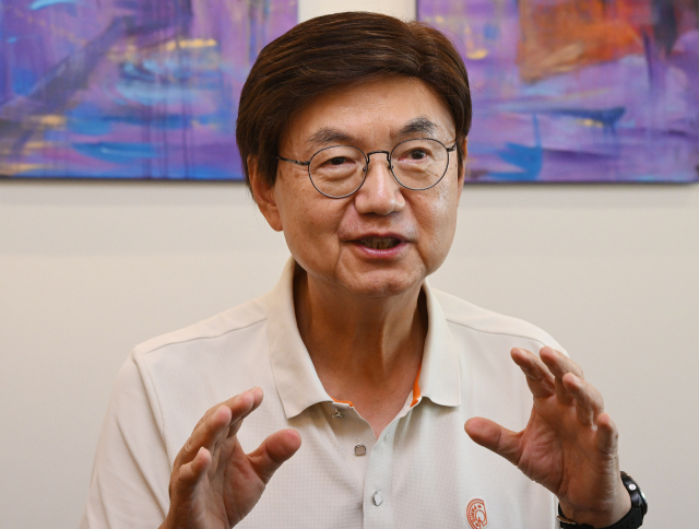 우유철 전 현대제철 부회장이 경기 성남시 초강재에서 진행된 서울경제신문과의 인터뷰에서 철강 산업 위기 극복 해법을 설명하고 있다. 성남=오승현 기자