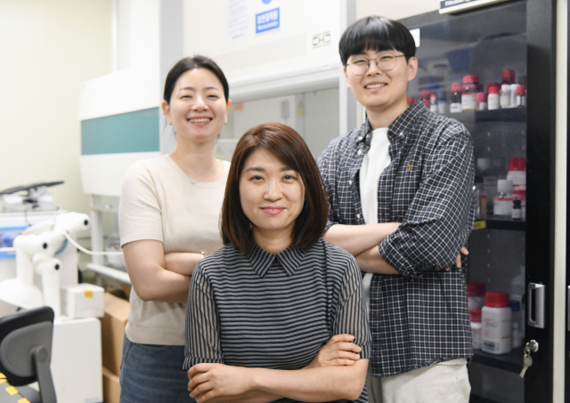 표면증강 라만분광법(SERS) 기반 초고감도 다중 정량 검출 플랫폼을 개발한 표준연 연구진. 뒷줄 왼쪽부터 시계방향으로 KRISS 백아름 선임연구원, 김령명 선임연구원, 유은아 책임연구원. 사진제공=KRISS