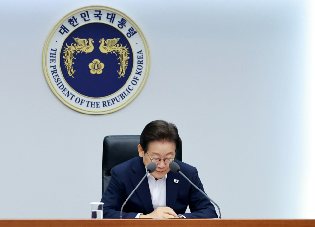 이재명 대통령이 30일 서울 용산 대통령실 청사에서 열린 비상경제점검 태스크포스(TF) 3차 회의에서 발언을 마친 뒤 회의 자료를 살피고 있다. 연합뉴스