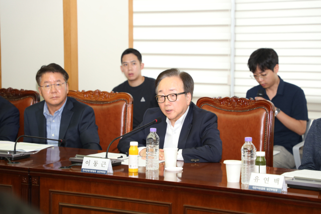 이동근(앞줄 가운데) 한국경영자총협회 상근부회장이 30일 서울 마포구 경총회관에서 13개 주력 산업 대표 단체들과 함께 ‘노동조합법 개정 중지 촉구 업종별 단체 공동성명’을 발표하고 질의응답을 하고 있다. 사진 제공=경총