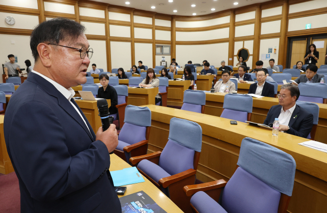 15일 서울 여의도 국회 의원회관에서 열린 '경제는 민주당 : 코스피 5000시대 실현을 위해 민주당이 할 일 : 주식편'에서 더불어민주당 김태년 의원이 발언하고 있다. 연합뉴스