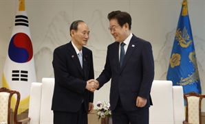 李대통령, 일본어로 "스가 전 총리 만나…한일관계 발전 높이 평가"