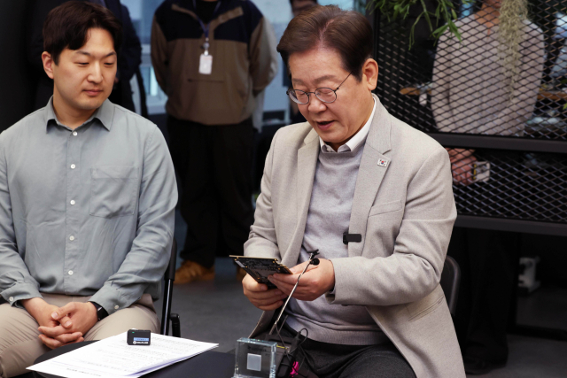 이재명 대통령이 6·3 대선을 앞두고 대선 후보로서 지난 4월 팹리스 스타트업인 퓨리오사AI를 방문해 NPU를 살펴보고 있다. 성형주 기자