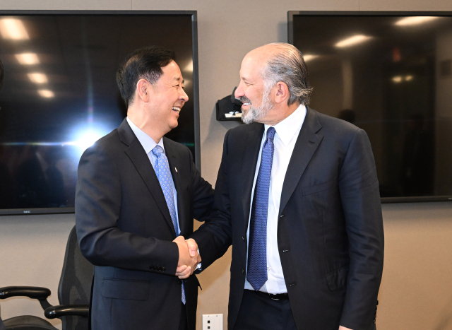 구윤철(왼쪽) 부총리 겸 기획재정부 장관이 29일(현지 시간) 미국 워싱턴DC 상무부에서 하워드 러트닉 상무장관과 통상 협의에 앞서 악수를 나누고 있다. 연합뉴스