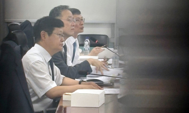 이형일 기획재정부 1차관(왼쪽 두번째)이 29일 국회 의원회관에서 열린 세제 개편안 마련을 위한 비공개 당정협의회에서 발언하고 있다. 연합뉴스