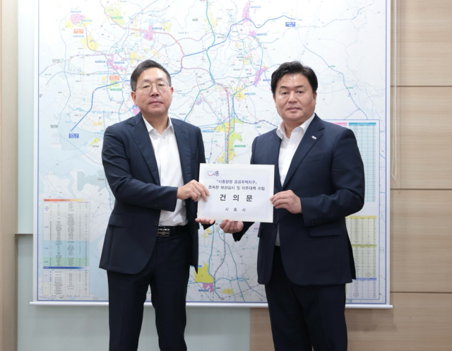 임병택 시흥시장(오른쪽)이 지난 30일 LH 광명시흥사업본부를 찾아 최용택 LH 광명시흥사업본부장에게 시흥광명 공공주택지구 주민들의 요구사항이 담긴 건의문을 전달하고 있다. 사진 제공 = 시흥시