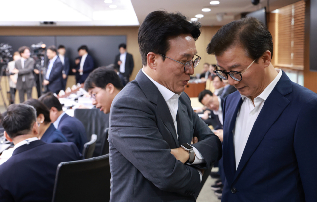 김민석(왼쪽) 국무총리와 전재수 해양수산부 장관이 30일 서울 용산 대통령실 청사에서 이재명 대통령 주재로 열린 비상경제점검 태스크포스(TF) 3차 회의에 참석해 논의하고 있다. 연합뉴스