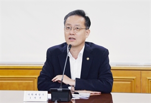 美 연준, 금리 5회 연속 동결에…기재부 “시장 변동성 예의주시”