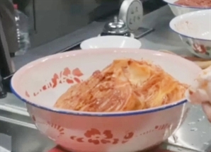 "김치가 파오차이?"…中 ‘흑백요리사’ 짝퉁에 문화 왜곡까지