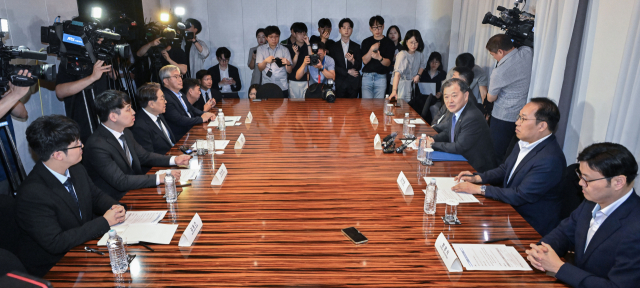 수련협의체 2차 회의가 31일 속개돼 전공의 수련 연속성 보장과 환경개선 등을 논의한다. 사진은 이형훈 보건복지부 2차관이 25일 수련협의체 1차 회의 당시 모두발언을 하는 모습. 뉴스1