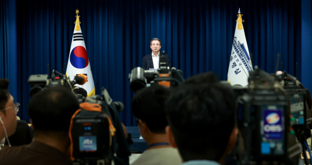 김용범 대통령실 정책실장이 31일 서울 용산 대통령실 청사에서 한미 관세 협상 타결 관련 브리핑을 하고 있다. 연합뉴스