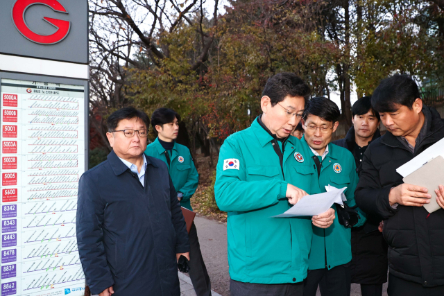 이상일 용인시장이 지난해 12월 5일 아침 기흥역 버스정류장에서 광역버스 운행 상황을 점검하는 모습. 사진 제공 = 용인시