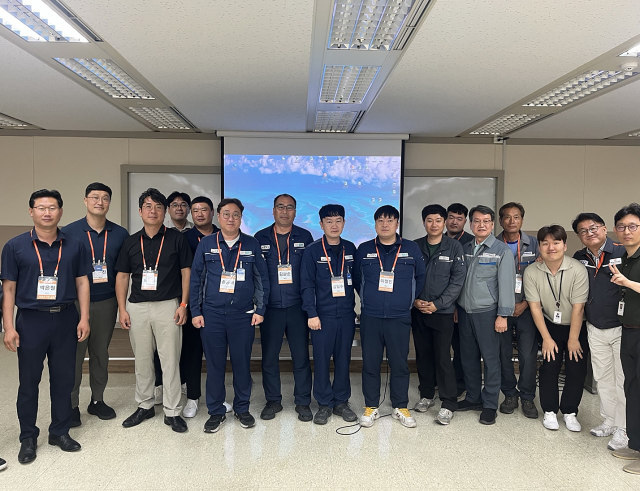 한화오션과 협력사 임직원들이 TOP 상생협력 활동에 대한 교육을 마치고 기념 촬영을 하고 있다. 사진 제공=한화오션