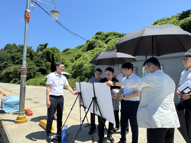 31일 경남 거제시를 찾은 박성호 부산진해경제자유구역청장이 가덕도신공항 배후도시 구상지역을 둘러보고 있다. 사진제공=부산진해경제자유구역청