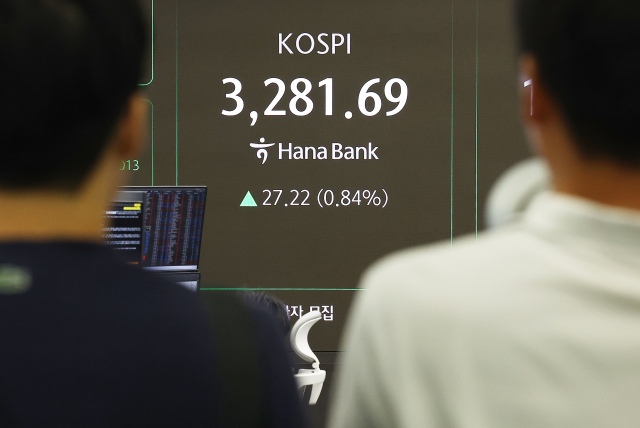 31일 오전 서울 중구 하나은행 본점 딜링룸 현황판에 코스피 지수가 표시돼 있다. 연합뉴스