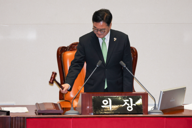 우원식 국회의장이 23일 오후 서울 여의도 국회에서 열린 제427회국회(임시회) 제2차 본회의에서 의사봉을 두드리고 있다. 뉴스1