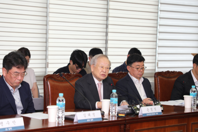 손경식(가운데) 한국경영자총협회 회장이 31일 서울 마포구 경총회관에서 긴급 기자회견을 열고 국회 본회의 통과를 앞둔 ‘노란봉투법(노동조합 및 노동관계조정법 2·3조 개정안)’ 논의 중단을 촉구했다. 사진 제공=경총