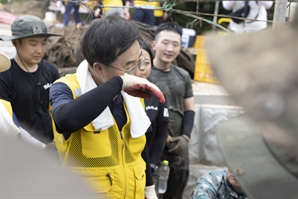 김동연 지사, 집중호우 피해 가평 세 번째 찾아 복구작업에 일손 보태