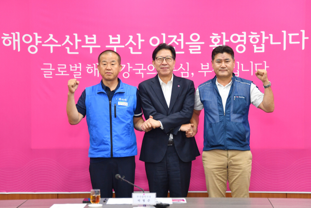 박형준(가운데) 부산시장이 31일 시청을 방문한 윤병철(왼쪽) 대한민국공무원노동조합총연맹 해양수산부지부 위원장, 이상국 전국공무원노조 지부장과 기념촬영을 하고 있다. 사진제공=부산시
