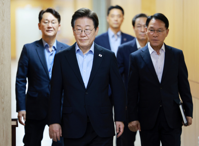 李대통령 “‘네거티브 규제’로 전환 필요…역직구 시장 넓혀 수출 확대”