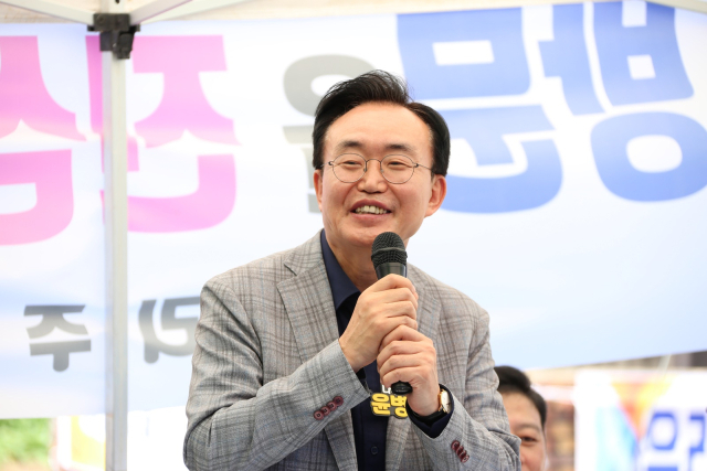40년 넘게 지속된 축산 악취 해소라는 숙원 해결을 맞은 나주시 세지면 대산리 주민들이 지난 29일 마을잔치를 연 가운데 윤병태 나주시장이 축하 인사말을 하고 있다. 사진 제공=나주시