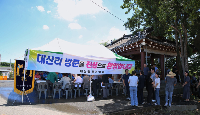 지난 29일 40년 넘게 축산 악취에 시달렸던 전남 나주시 세지면 대산리 주민들이 숙원사업을 해결한 윤병태 나주시장을 비롯한 관계자들의 방문을 환영하고 있다. 사진 제공=나주시