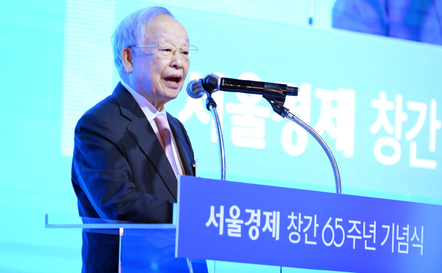 손경식 한국경영자총협회장이 31일 서울 중구 신라호텔에서 열린 서울경제 창간 65주년 기념식 '다시, 미러클 코리아'에 참석해 축사를 하고 있다. 오승현 기자