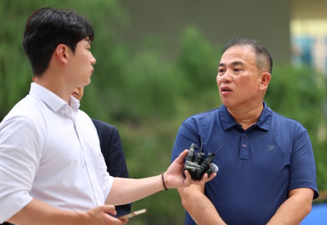 공천개입 의혹을 받는 정치 브로커 명태균씨(오른쪽)가 31일 뇌물공여 혐의 피의자 신분으로 조사를 받기 위해 서울 종로구에 위치한 김건희 특검 사무실로 출석하며 발언하고 있다. 연합뉴스