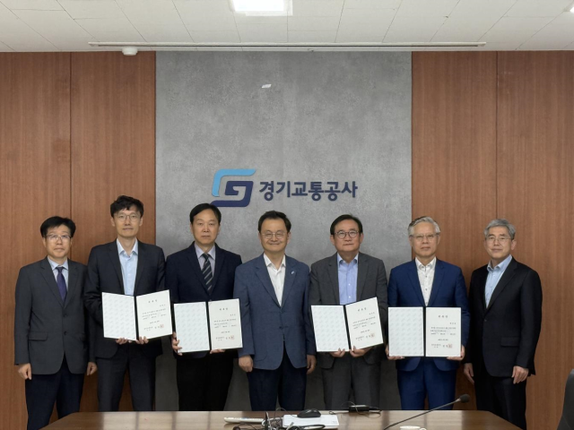 민경선 경기교통공사 사장(가운데)이 31일 ESG 경영위원회 출범식에서 위원들과 기념촬영을 하고 있다. 사진 제공=경기교통공사