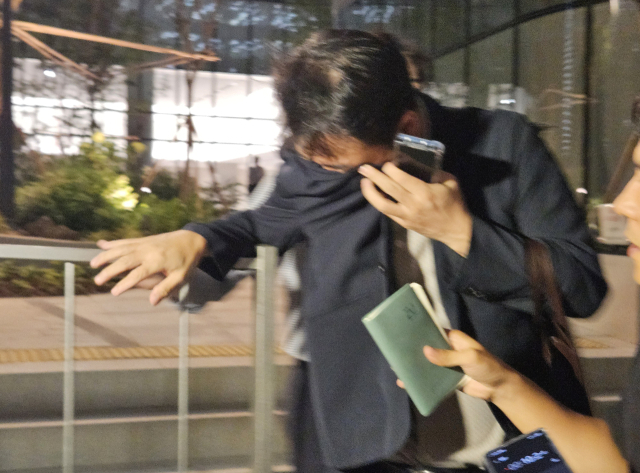 얼굴 가린채 자리 뜬 김건희 오빠에 "잡범 수준…대통령 일가족 품격 지켜야"