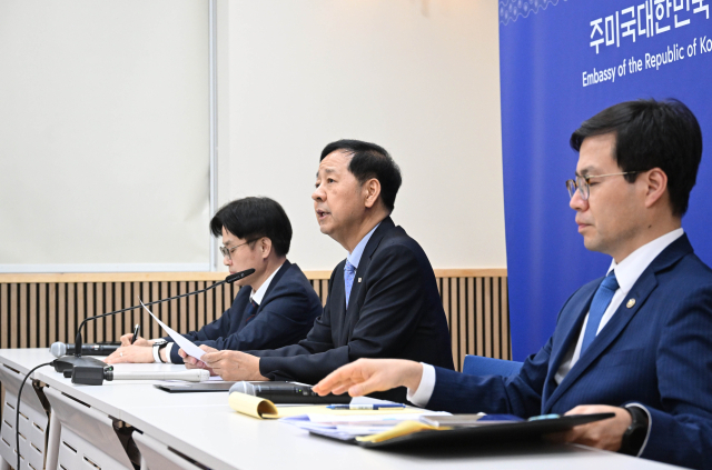 구윤철 경제부총리 겸 기획재정부 장관이 30일(현지시간) 미국 워싱턴DC 주미한국대사관에서 열린 '한-미 통상협의 결과브리핑'에서 발표문을 낭독하고 있다. 왼쪽부터 김정관 산업통상자원부 장관, 구윤철 부총리, 여한구 통상교섭본부장. 사진 제공=기재부
