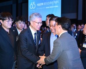김민석 국무총리와 인사 나누는 김택우 대한의사협회장