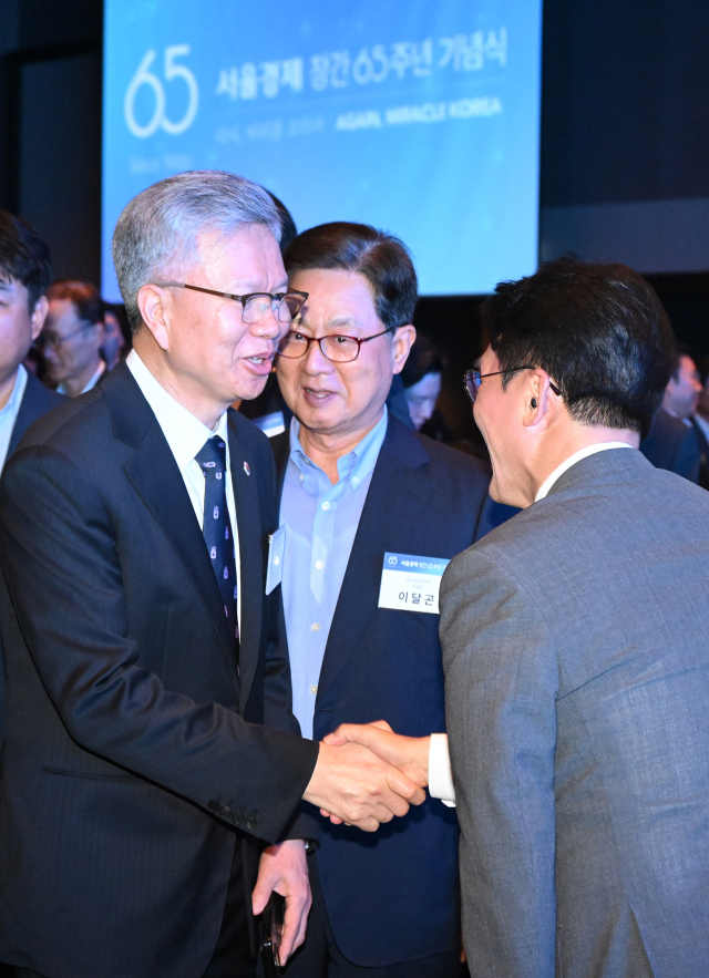 김민석(오른쪽) 국무총리와 김택우 의사협회장이 31일 서울 중구 신라호텔에서 열린 서울경제 창간 65주년 기념식 '다시, 미러클 코리아'에 참석하며 인사하고 있다. 오승현 기자