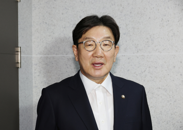 취재진 앞 압수수색 관련 발언하는 권성동 의원. 연합뉴스