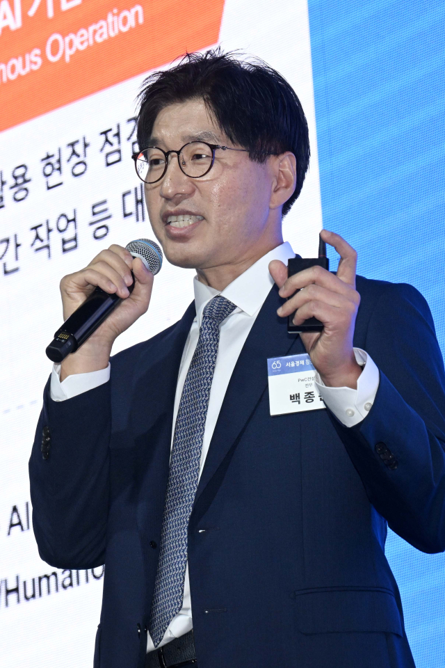 백종문 PwC컨설팅 전무가 31일 서울 중구 신라호텔에서 열린 서울경제 창간 65주년 기념식 '다시, 미러클 코리아'에서 '제조업의 구조적 전환'을 주제로 발표하고 있다. 조태형 기자