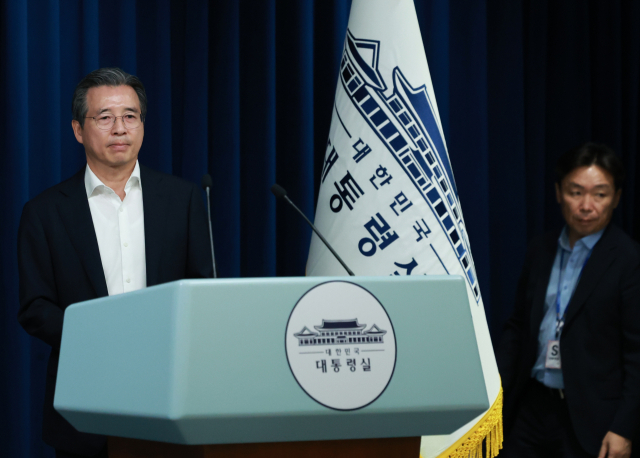 김용범 대통령실 정책실장이 31일 서울 용산 대통령실 청사에서 한미 관세 협상 타결 관련 브리핑을 하기 위해 마이크 앞으로 향하고 있다. 연합뉴스
