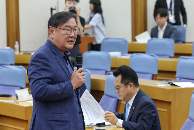 김태년 더불어민주당 의원이 22일 오전 서울 여의도 국회의원회관에서 열린 '경제는 민주당 : 코스피 5000시대 실현을 위해 민주당이 할 일-금융편'에서 인사말을 하고 있다. 뉴스1