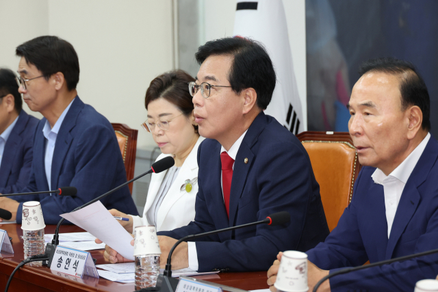 발언하는 송언석 비상대책위원장 (서울=연합뉴스) 박동주 기자 = 국민의힘 송언석 비상대책위원장 겸 원내대표가 31일 서울 여의도 국회에서 열린 비상대책위원회의에서 발언하고 있다. 2025.7.31 pdj6635@yna.co.kr (끝) <저작권자(c) 연합뉴스, 무단 전재-재배포, AI 학습 및 활용 금지>