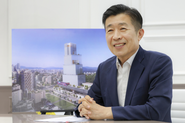 전성수 서초구청장이 31일 구청 청사에서 진행된 서울경제신문과의 인터뷰에서 양재역 인근 개발 계획에 대해 설명하고 있다. 사진제공=서초구