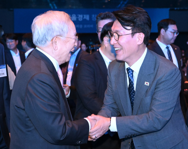 김민석 국무총리와 손경식 한국경영자총협회장이 31일 서울 중구 신라호텔에서 열린 서울경제 창간 65주년 기념식 '다시, 미러클 코리아'에 참석하며 인사하고 있다. 오승현 기자