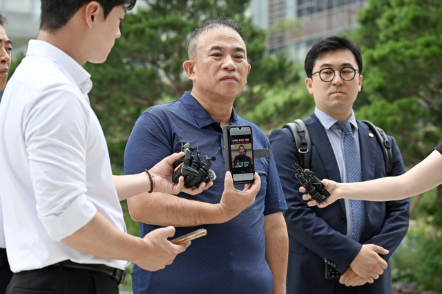 공천개입 의혹을 받는 '정치 브로커' 명태균씨가 31일 김건희 여사 관련 의혹들을 수사 중인 민중기 특별검사팀 사무실이 마련된 서울 종로구 KT 광화문 빌딩에 뇌물공여 혐의 피의자 신분으로 출석하며 '명태균 게이트' 제보자인 강혜경씨의 국정감사 발언 동영상을 취재진에게 보이고 있다. 조태형 기자 2025.07.31